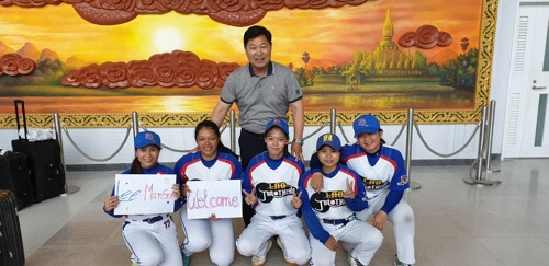 이만수 전 SK 감독과 라오스 여자야구 선수들[헐크파운데이션 제공]